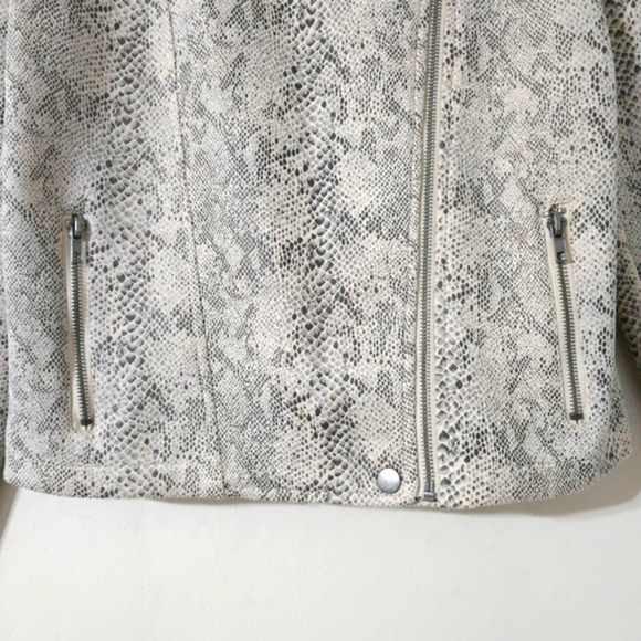 CUPCAKES & CASHMERE Isabell Faux-Suede Cropped Motto Snake Print Jacket, M - Picture 7 of 14